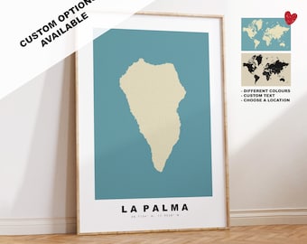Pode incluir: Um pôster minimalista com um contorno bege da ilha de La Palma sobre um fundo azul esverdeado. O pôster inclui o texto "LA PALMA" e as coordenadas "28.7134° N, 17.9058° W".