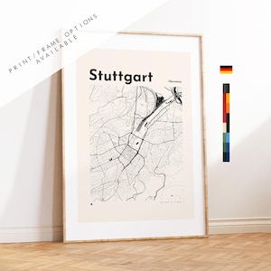 Puede incluir: Una impresión enmarcada de un mapa en blanco y negro de Stuttgart, Alemania. El nombre de la ciudad está impreso en letras negras en negrita en la parte superior, con el nombre del país debajo. Las palabras "PRINT/FRAME OPTIONS AVAILABLE" están impresas en la esquina superior izquierda.
