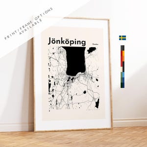 Può includere: Una stampa artistica da parete incorniciata con una mappa in bianco e nero di Jönköping, Svezia. La mappa mostra intricate reti stradali nere e un grande specchio d'acqua nero su sfondo beige chiaro. Il testo Jönköping e Sweden è stampato.