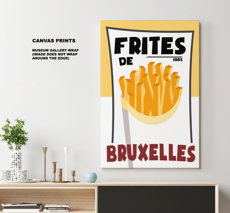 Puede incluir: Una impresi&oacute;n en lienzo amarillo y blanco con el texto "FRITES DE 1985 BRUXELLES" y un gr&aacute;fico de papas fritas en un cono de papel.
