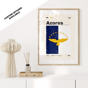 Puede incluir: Un póster de estilo vintage con una bandera azul y blanca de las Azores, que presenta un pájaro amarillo con nueve estrellas amarillas. El póster tiene la palabra "Azores" en texto negro en negrita y el número "001" en la esquina inferior derecha.