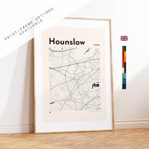 Può includere: Una stampa incorniciata della mappa di Hounslow, Londra, con sfondo color crema e linee stradali nere. Il testo "Hounslow" è in alto, con "London" sotto. La cornice è in legno chiaro. Il testo "PRINT/FRAME OPTIONS AVAILABLE" è in alto a sinistra.