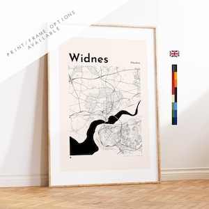 Puede incluir: Impresión enmarcada del mapa de Widnes, Cheshire, con un diseño detallado en blanco y negro del plano de la ciudad. La impresión incluye el texto "Widnes" en negrita, con "Print/Frame Options Available". Se ve una bandera del Reino Unido.