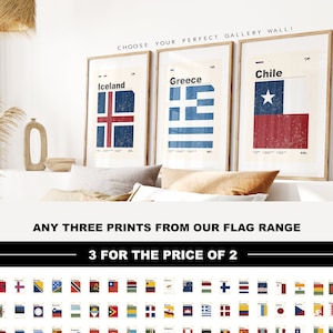 Op de afbeelding: Drie ingelijste afdrukken van vlaggen, met IJsland, Griekenland en Chili. De afdrukken zijn in een minimalistische stijl met een witte achtergrond en een verweerde textuur. De tekst "CHOOSE YOUR PERFECT GALLERY WALL!" staat bovenaan de afbeelding. De tekst "ANY THREE PRINTS FROM OUR FLAG RANGE" en "3 FOR THE PRICE OF 2" staat onder de afdrukken. Een raster met verschillende vlaggen wordt onder de tekst weergegeven.