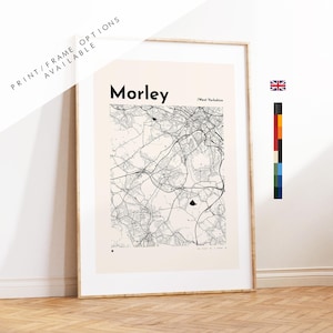 Puede incluir: Impresión enmarcada de un mapa de Morley, West Yorkshire, con un diseño detallado de mapa de calles en blanco y negro. La impresión incluye el texto "Morley" en negrita, con "Print/Frame Options Available" en la esquina superior izquierda. Una bandera británica es visible.
