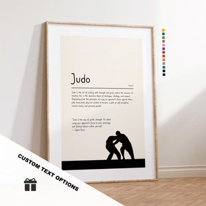 Könnte beinhalten: Ein druckbarer Poster mit einer schwarzen Silhouette von zwei Personen, die Judo üben. Der Poster hat einen beigefarbenen Hintergrund mit schwarzem Text, der "Judo" lautet, und ein Zitat über die Kampfkunst von Jigoro Kano.