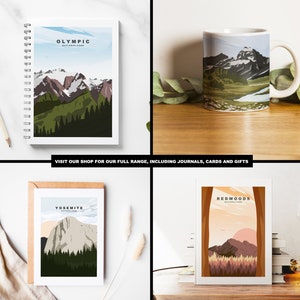 Pode incluir: Quatro designs diferentes de ilustra&ccedil;&otilde;es de parques nacionais. Os designs apresentam um di&aacute;rio, uma caneca, um cart&atilde;o e uma impress&atilde;o emoldurada. As ilustra&ccedil;&otilde;es s&atilde;o todas em um estilo semelhante, com um design minimalista e um foco na beleza natural dos parques. Os parques apresentados s&atilde;o o Olympic National Park, o Yosemite National Park, o Redwood National Park e um quarto parque que n&atilde;o est&aacute; identificado.