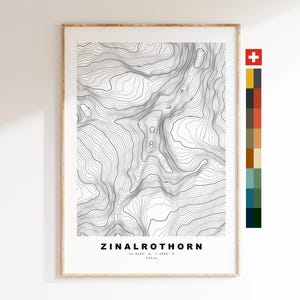 Op de afbeelding: Een ingelijste print van een topografische kaart van de Zinalrothorn, met zwarte en witte contourlijnen. De print bevat de naam en coördinaten van de berg. De lijst is licht van hout, en een kleurenpalet staat rechts.