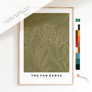 Op de afbeelding: Een groene en bruine topografische kaartprint van The Fan Dance-pad in Brecon Beacons National Park, Wales. De print toont de route van het pad en de hoogteverschillen.