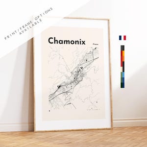 Könnte beinhalten: Gerahmter Druck einer Karte von Chamonix, Frankreich, in Schwarz und Weiß. Die Karte zeigt detaillierte Straßen- und Geländelinien auf cremefarbenem Hintergrund. Der Text oben lautet "Chamonix / France". Der Rahmen ist hellholzfarben.