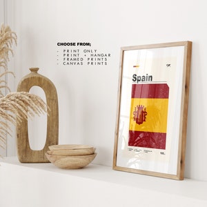 K&ouml;nnte beinhalten: Ein gerahmter Druck der spanischen Flagge mit einem abgenutzten, Vintage-Look. Der Druck ist in einem Holzrahmen und hat den Text "Spanien" und "165." aufgedruckt.