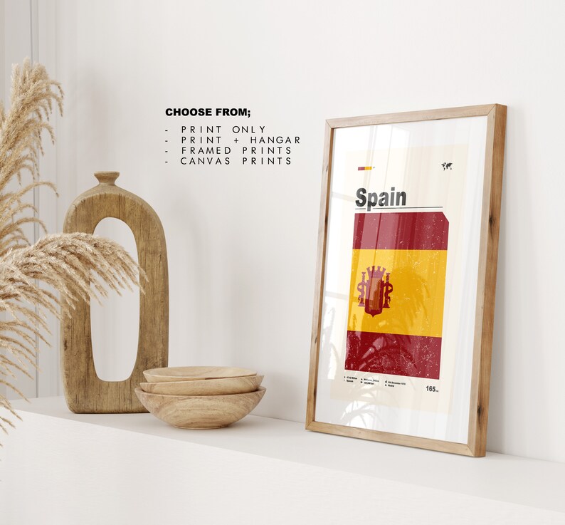 K&ouml;nnte beinhalten: Ein gerahmter Druck der spanischen Flagge mit einem abgenutzten, Vintage-Look. Der Druck ist in einem Holzrahmen und hat den Text "Spanien" und "165." aufgedruckt.