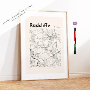 Könnte beinhalten: Gerahmter Kartendruck von Radcliffe, England, mit einem Netzwerk aus schwarzen Straßen und Wegen auf cremefarbenem Hintergrund. Der Text "Radcliffe" steht oben, mit "Print/Frame Options Available" links oben. Eine britische Flagge ist rechts oben.