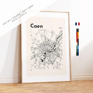 Può includere: Stampa incorniciata della mappa di Caen, Francia, in bianco e nero. Il nome della città è visualizzato in grassetto sopra la mappa stradale dettagliata. Le parole "PRINT/FRAME OPTIONS AVAILABLE" sono stampate in alto a sinistra. La stampa è in una cornice di legno chiaro.