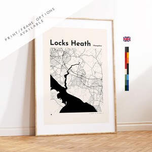 Puede incluir: Impresión enmarcada de un mapa de Locks Heath, Hampshire, con el texto "Locks Heath" en negrita. El mapa es en blanco y negro, con una gran área negra que representa una masa de agua. El texto "Print/Frame Options Available" está en la parte superior.