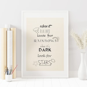 Gdy pada deszcz szukaj tęczy, Gdy jest ciemno szukaj gwiazd - Wydruk z cytatem typograficznym - Plakat motywacyjny - Sztuka ścienna - Wystrój domu -