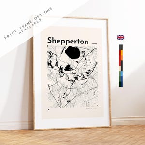Puede incluir: Impresión enmarcada del mapa de Shepperton, Surrey, en blanco y negro. El mapa presenta un diseño detallado de las calles y características geográficas. El texto "Shepperton" se muestra en la parte superior. La impresión está en un marco de madera.