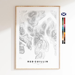 Puede incluir: Una impresión enmarcada de un mapa topográfico de Red Cuillin, con líneas de contorno negras sobre un fondo blanco. La impresión incluye el texto "RED CUILLIN" y coordenadas. El marco es de madera clara, y se muestra una paleta de colores a la derecha.