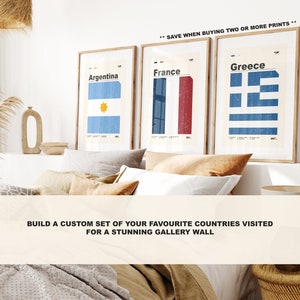K&ouml;nnte beinhalten: Drei gerahmte Drucke von L&auml;nderflaggen, jede mit einem anderen L&auml;ndernamen und Flaggen-Design. Die Flaggen sind Argentinien, Frankreich und Griechenland. Der Text "SAVE WHEN BUYING TWO OR MORE PRINTS" befindet sich oben im Bild. Der Text "BUILD A CUSTOM SET OF YOUR FAVORITE COUNTRIES VISITED FOR A STUNNING GALLERY WALL" befindet sich unten im Bild.
