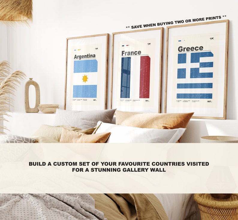 K&ouml;nnte beinhalten: Drei gerahmte Drucke von L&auml;nderflaggen, jede mit einem anderen L&auml;ndernamen und Flaggen-Design. Die Flaggen sind Argentinien, Frankreich und Griechenland. Der Text "SAVE WHEN BUYING TWO OR MORE PRINTS" befindet sich oben im Bild. Der Text "BUILD A CUSTOM SET OF YOUR FAVORITE COUNTRIES VISITED FOR A STUNNING GALLERY WALL" befindet sich unten im Bild.