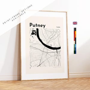 Puede incluir: Una lámina de arte mural rectangular con un mapa en blanco y negro de Putney, Londres. El mapa muestra cuadrículas de calles y un río en tinta negra sobre un fondo beige claro. El texto Putney y /London está impreso en negro en la parte superior.