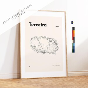 Puede incluir: Una lámina enmarcada que presenta un mapa lineal negro minimalista de la isla Terceira en las Azores. El diseño se sitúa sobre un fondo beige claro con el texto Terceira y /Azores impreso en negro en la parte superior y coordenadas abajo.