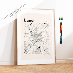 Könnte beinhalten: Ein gerahmter Karten-Druck von Lund, Schweden, in Schwarzweiß. Die Karte zeigt die Straßen und Infrastruktur der Stadt. Das Wort "Lund" ist in einer fetten, serifenlosen Schriftart über der Karte gedruckt. Der Text "Print/Frame Options Available" ist oben links gedruckt.