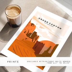 Pode incluir: Uma impress&atilde;o de uma ilustra&ccedil;&atilde;o estilizada do Grand Canyon National Park com um p&ocirc;r do sol ao fundo. A impress&atilde;o est&aacute; dispon&iacute;vel com ou sem borda branca em tamanhos de 6x4 polegadas a 30x40 polegadas.