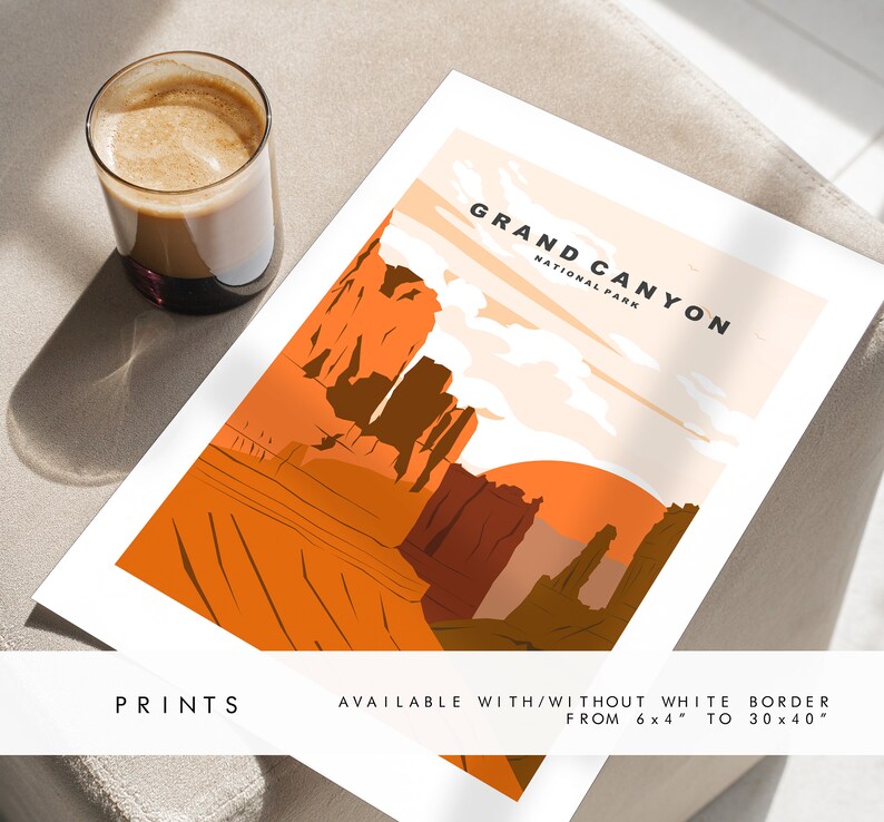 Pode incluir: Uma impress&atilde;o de uma ilustra&ccedil;&atilde;o estilizada do Grand Canyon National Park com um p&ocirc;r do sol ao fundo. A impress&atilde;o est&aacute; dispon&iacute;vel com ou sem borda branca em tamanhos de 6x4 polegadas a 30x40 polegadas.