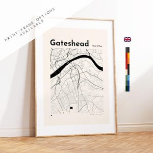 Puede incluir: Una lámina enmarcada con un mapa minimalista en blanco y negro de Gateshead, Tyne & Wear. El diseño muestra un fondo de color crema con líneas de calles negras y un trazado de río negro prominente. El texto dice Gateshead / Tyne & Wear.