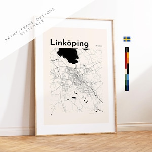 Puede incluir: Impresión enmarcada del mapa de Linköping, Suecia, en blanco y negro. El mapa de la ciudad está detallado con carreteras y cursos de agua. El texto "Linköping" está en la parte superior, con "Sweden" debajo. Una bandera sueca y muestras de color a la derecha.