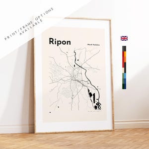 Puede incluir: Impresión enmarcada de un mapa de Ripon, North Yorkshire, con un diseño minimalista en negro sobre un fondo crema. La impresión incluye el texto "Ripon" y "Print/Frame Options Available". Se ve una bandera británica.