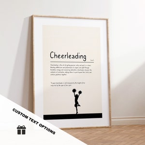 Könnte beinhalten: Ein schwarz-weißes druckbares Poster mit der Definition von Cheerleading. Das Poster zeigt eine Silhouette einer Cheerleaderin, die Pompons hält. Der Text lautet: "Cheerleading ist die Kunst, Leidenschaft, Einheit und Teamgeist zu vereinen, indem man Sportlichkeit und Leistung verbindet, um zu inspirieren und zu motivieren. Durch grenzenlose Energie und unerschütterliche Hingabe werden Cheerleader zu Katalysatoren der Motivation, die andere dazu anregen, ihre Grenzen zu überschreiten und gemeinsam Großes zu erreichen. Eine gute Cheerleaderin wird nicht an der Höhe ihrer Sprünge gemessen, sondern an der Weite ihres Geistes."