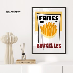 Puede incluir: Un cartel de estilo vintage que anuncia "Frites de Bruxelles" con un fondo amarillo y blanco y un marco negro. El cartel presenta una ilustraci&oacute;n de dibujos animados de una bolsa de patatas fritas con el texto "Frites de 1985 Bruxelles" en negro y rojo.