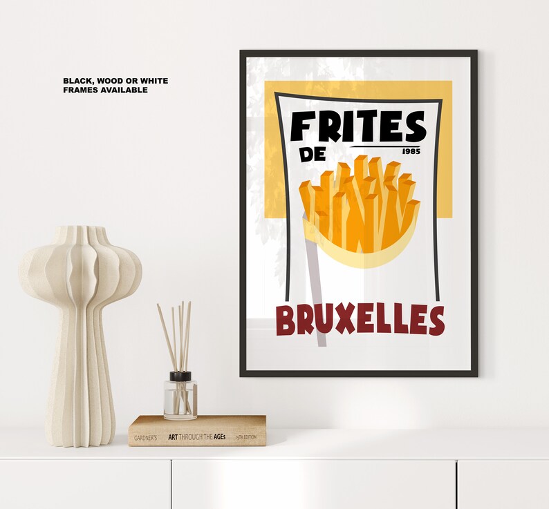 Puede incluir: Un cartel de estilo vintage que anuncia "Frites de Bruxelles" con un fondo amarillo y blanco y un marco negro. El cartel presenta una ilustraci&oacute;n de dibujos animados de una bolsa de patatas fritas con el texto "Frites de 1985 Bruxelles" en negro y rojo.