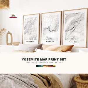 Op de afbeelding: Een set van drie ingelijste wandposters met zwart-wit topografische hoogtelijnenkaarten van Yosemite-bezienswaardigheden genaamd Clouds Rest, El Capitan en Half Dome, met de tekst Yosemite Map Print Set en Detailed Contour Map Prints.