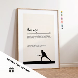 Könnte beinhalten: Ein druckbarer Poster mit einer schwarzen Silhouette eines Hockeyspielers und der Definition von Hockey. Der Text lautet "Hockey ist eine lebendige Fusion aus Strategie, Geschwindigkeit und Teamwork, die auf einem dynamischen Feld gespielt wird, wo Präzision auf Leidenschaft trifft. Es ist eine Sportart, die Athleten herausfordert, die Kunst des Stockhandlings, der strategischen Positionierung und der schnellen Entscheidungsfindung unter Druck zu meistern. Hockey ist nicht nur ein Spiel, es ist eine Möglichkeit, sich auszudrücken, sich lebendig zu fühlen und über seine Grenzen hinauszugehen."
