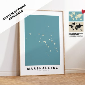Puede incluir: Una impresión enmarcada de un mapa de las Islas Marshall con el texto "MARSHALL ISL." en negro. El mapa es de color azul claro con las islas en color crema. La impresión está en un marco de madera.