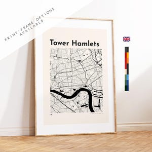 Puede incluir: Impresión enmarcada de un mapa de Tower Hamlets, Londres, en blanco y negro. El mapa muestra la red de calles y el río Támesis. El texto "Tower Hamlets" está en la parte superior. Las palabras "Print/Frame Options Available" también son visibles.