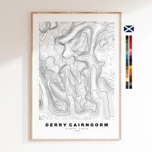 Könnte beinhalten: Ein gerahmter topografischer Kartendruck von Derry Cairngorm mit schwarzen Höhenlinien auf weißem Hintergrund. Der Text unten lautet DERRY CAIRNGORM, 57.0633 N, -3.6217 W, 1155m. Eine kleine schottische Flagge und eine Farbpalette sind zu sehen.