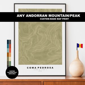 Może przedstawiać: Oprawiony wydruk mapy Coma Pedrosa, andorskiego szczytu górskiego, z liniami konturowymi w odcieniach zieleni i bieli. Wydruk zawiera tekst "ANY ANDORRAN MOUNTAIN/PEAK" i "CUSTOM-MADE MAP PRINT". Dostępna paleta kolorów i opcje tekstu.