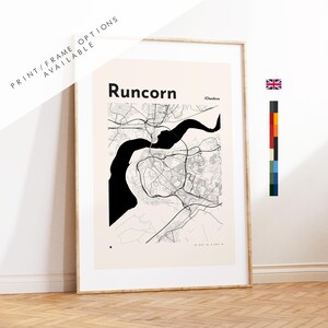 Può includere: Stampa su mappa incorniciata di Runcorn, Cheshire, con un design topografico in bianco e nero. La stampa include il testo "Runcorn" e "Print/Frame Options Available". La stampa incorniciata è esposta contro un muro bianco.