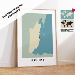 Puede incluir: Un mapa imprimible de Belice con un corazón rojo que marca la ubicación. El mapa está sobre un fondo azul claro con un contorno beige del país. El texto "BELIZE" está impreso debajo del mapa con las coordenadas "17.1899° N, 88.4974° W".