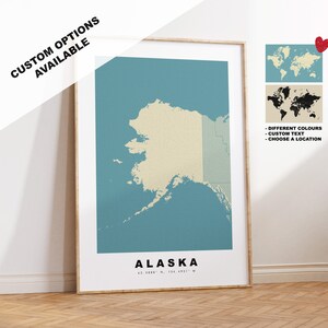 Puede incluir: Un mapa enmarcado de Alaska en tonos turquesa y beige. La palabra "ALASKA" está impresa en blanco en la parte inferior, con las coordenadas 63.5888° N, 134.4931° W debajo. El texto en la esquina superior izquierda dice "CUSTOM OPTIONS AVAILABLE".