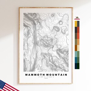 Può includere: Una stampa incorniciata di una mappa topografica di Mammoth Mountain con linee di contorno nere su sfondo bianco. Il testo riporta MAMMOTH MOUNTAIN, 37.6309 N, 119.0342 W e 3369m. Una striscia verticale con la tavolozza dei colori è a destra.