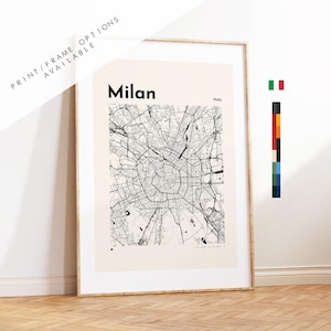 Può includere: Stampa incorniciata di una mappa di Milano, Italia, in bianco e nero. La parola "Milano" è stampata in nero in alto, con "Italy" sotto. La frase "PRINT/FRAME OPTIONS AVAILABLE" è stampata in alto a sinistra.