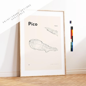 Puede incluir: Una impresión enmarcada que presenta un mapa de Pico, Azores, con el nombre "Pico" en letras negras en negrita. El mapa es un dibujo lineal negro detallado sobre un fondo crema. El texto en la parte superior dice "Opciones de impresión/marco disponibles."