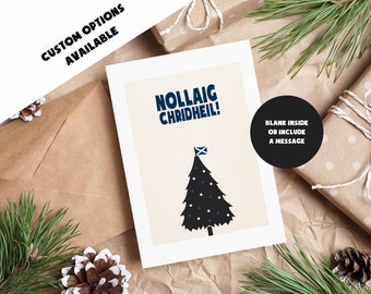 Può includere: Un biglietto di Natale con la scritta "NOLLAIG CHRIDHEIL!" e un albero di Natale stilizzato con la bandiera scozzese. Il biglietto è su carta marrone, accompagnato da aghi di pino, una pigna e regali confezionati.