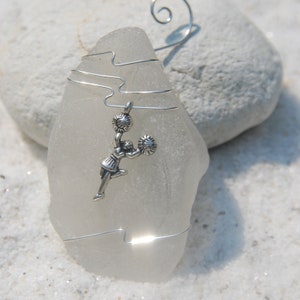 Ornamento personalizzato in vetro di mare levigato con ciondolo a forma di cheerleader in argento. Scegli il colore del vetro di mare: satinato, verde e marrone.