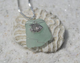 Collar de vidrio marino genuino hecho a mano personalizado con un dije de pez plateado: elija su color: vidrio marino esmerilado, verde, marrón o aguamarina